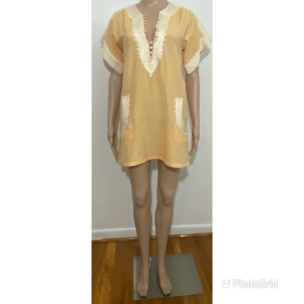 Lotta Stensson is a pull on loose kaftan with a buttoned neckline.